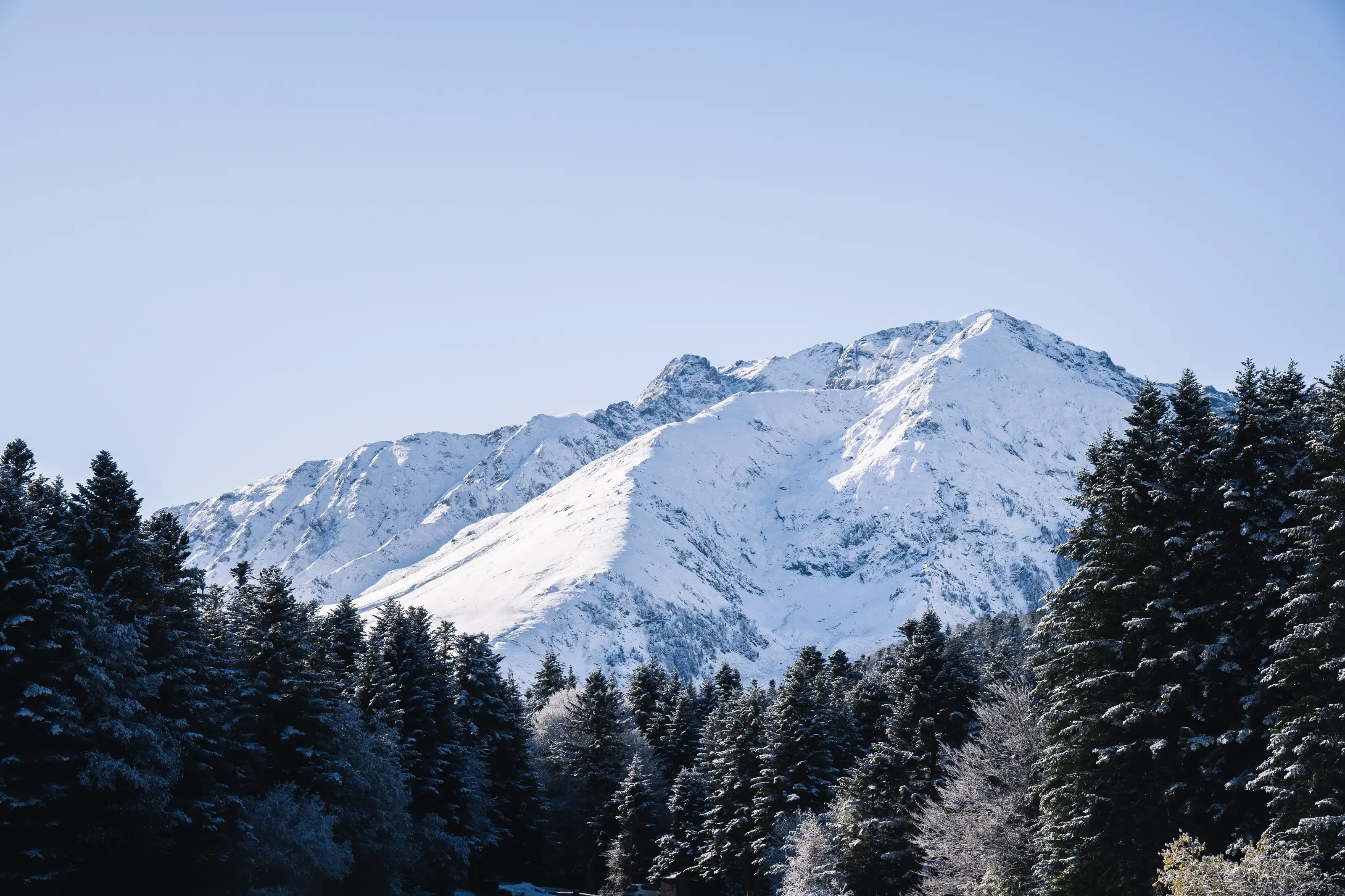 Montagne enneigé depuis le Lac de Payolle